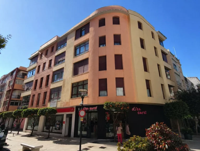 R5433631 | Middle Floor Apartment in Estepona – 2 beds, 1 baths