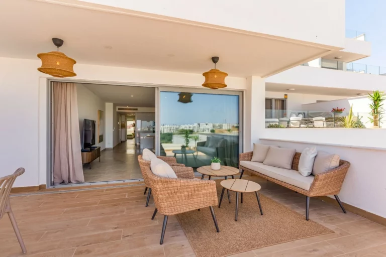 R5305396 | Middle Floor Apartment in Estepona – 2 beds, 2 baths