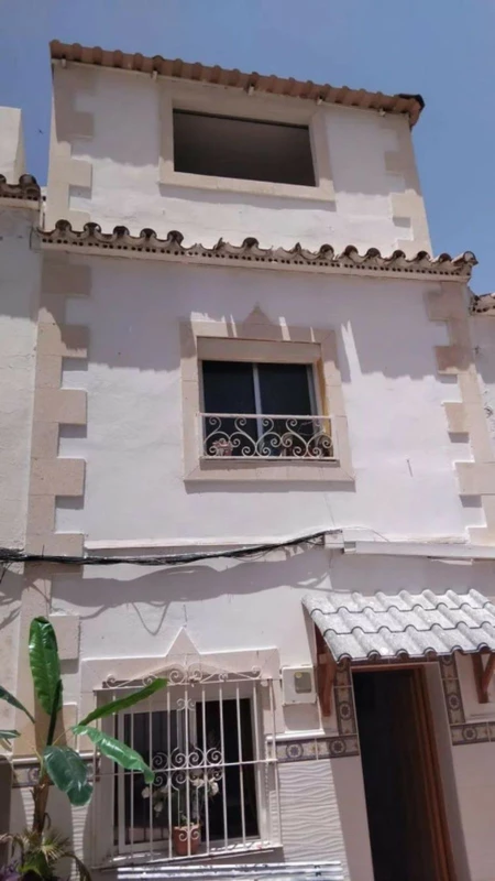 R5434234 | Townhouse in Estepona – 5 beds, 2 baths