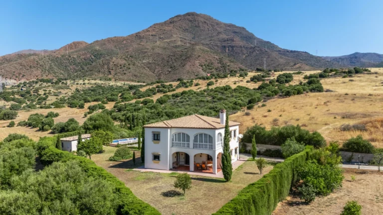 R5436196 | Detached Villa in Estepona – 4 beds, 4 baths