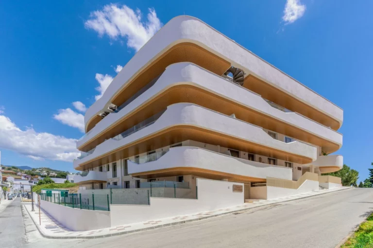 R5351353 | Penthouse in Estepona – 3 beds, 2 baths