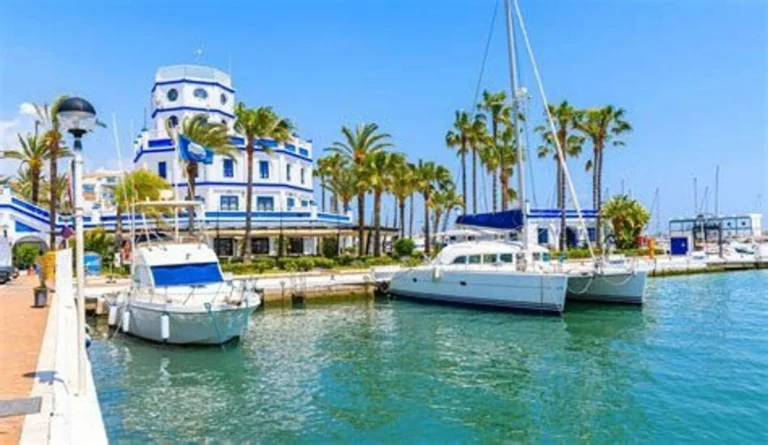 R5445280 | Semi-Detached House in Estepona – 3 beds, 1 baths