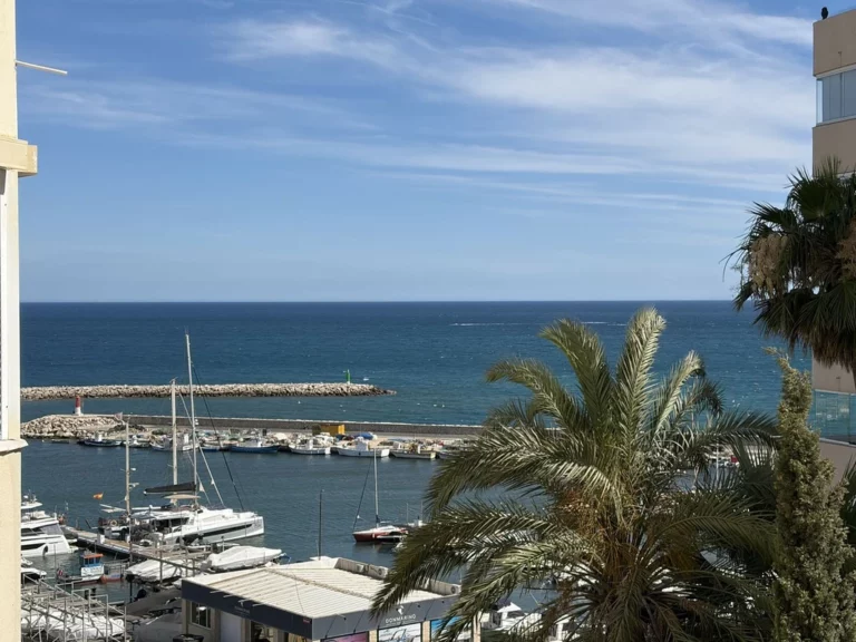 R5425219 | Middle Floor Apartment in Estepona – 1 beds, 1 baths
