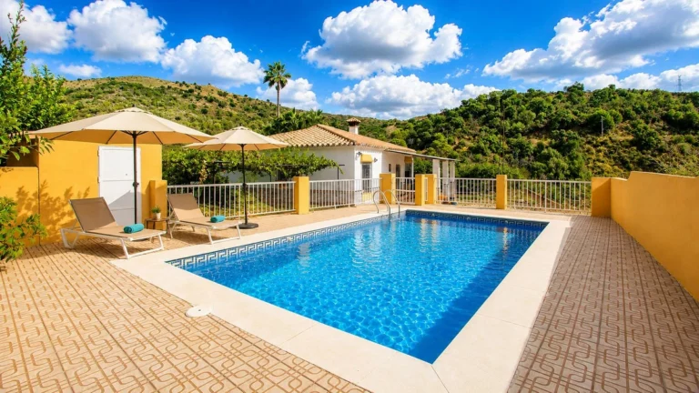 R5179522 | Finca – Cortijo in Estepona – 3 beds, 1 baths