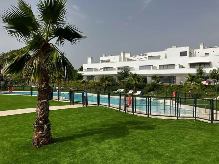 R5444758 | Middle Floor Apartment in Estepona – 2 beds, 2 baths