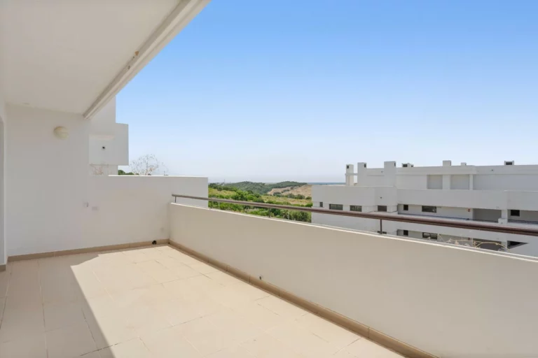 R5427910 | Middle Floor Apartment in Estepona – 2 beds, 2 baths