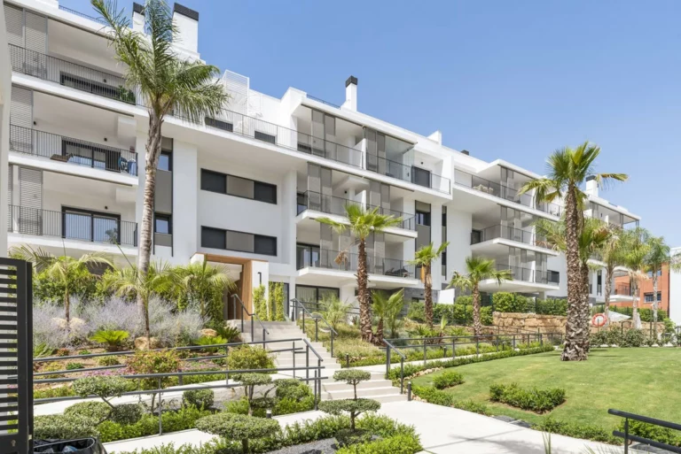R5026981 | Penthouse in Estepona – 2 beds, 2 baths