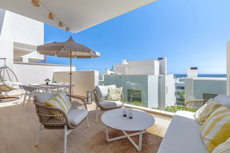 R5430478 | Middle Floor Apartment in Estepona – 3 beds, 2.5 baths