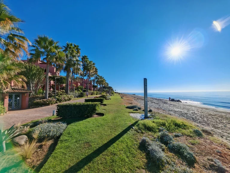 R5209327 | Middle Floor Apartment in Estepona – 3 beds, 3 baths