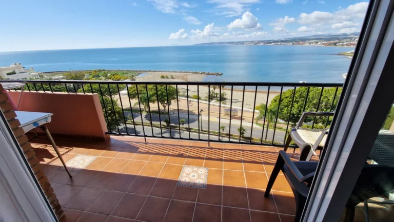 R5449498 | Middle Floor Apartment in Estepona – 3 beds, 2 baths