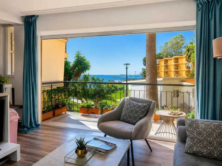 R5438776 | Middle Floor Apartment in Estepona – 3 beds, 2 baths