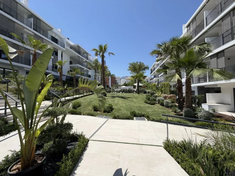 R5430751 | Middle Floor Apartment in Estepona – 2 beds, 2 baths