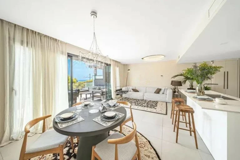 R5117986 | Middle Floor Apartment in Estepona – 3 beds, 2 baths