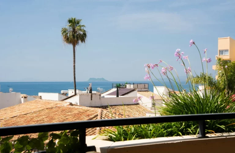 R5380141 | Middle Floor Apartment in Estepona – 2 beds, 2 baths