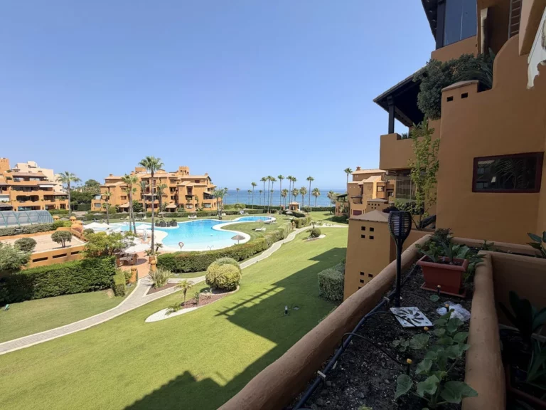 R5436232 | Middle Floor Apartment in Estepona – 2 beds, 3 baths