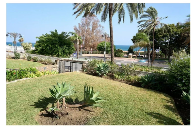 R5437039 | Middle Floor Apartment in Estepona – 3 beds, 1 baths