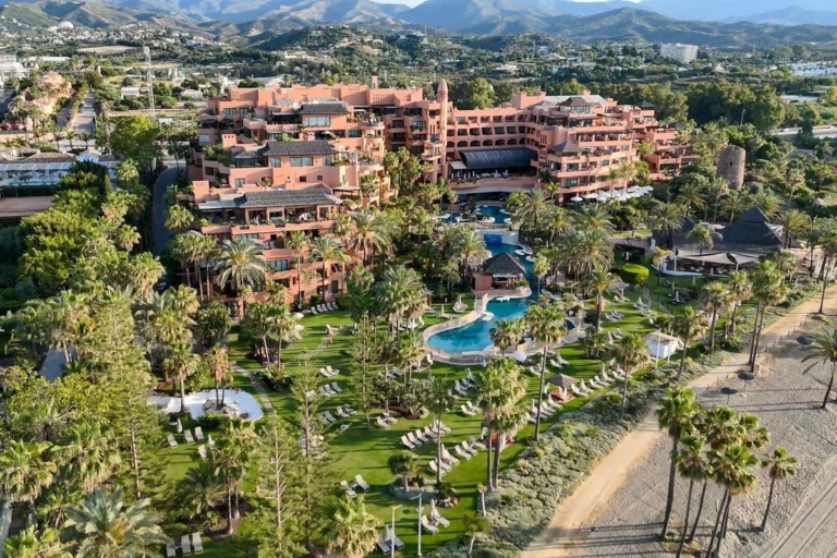 R5445256 | Middle Floor Apartment in Estepona – 2 beds, 2 baths
