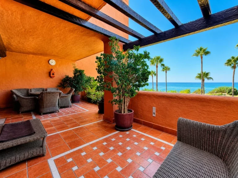R5462002 | Middle Floor Apartment in Estepona – 3 beds, 2 baths
