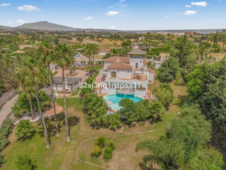 R5423617 | Detached Villa in Estepona – 6 beds, 4 baths