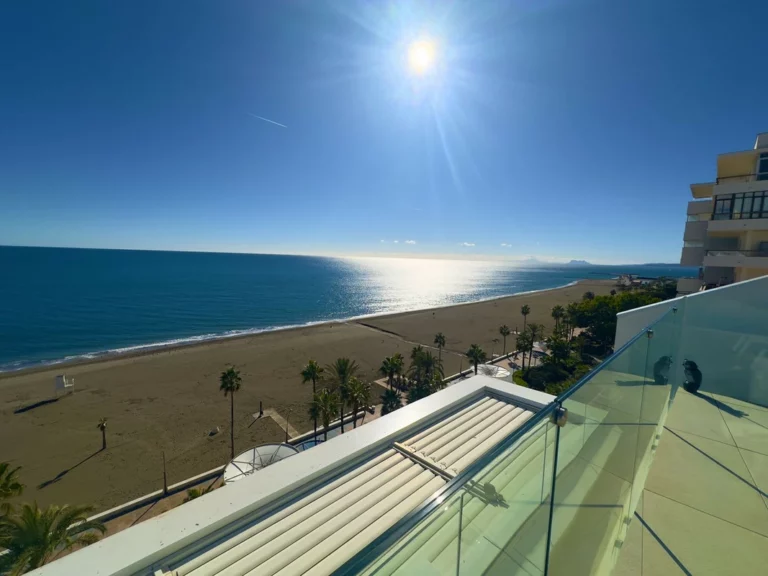 R5245666 | Middle Floor Apartment in Estepona – 3 beds, 3 baths