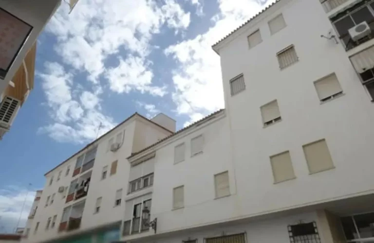 R5454049 | Ground Floor Apartment in Estepona – 3 beds, 1 baths