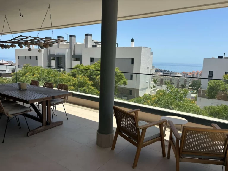 R5351626 | Middle Floor Apartment in Estepona – 4 beds, 2.5 baths