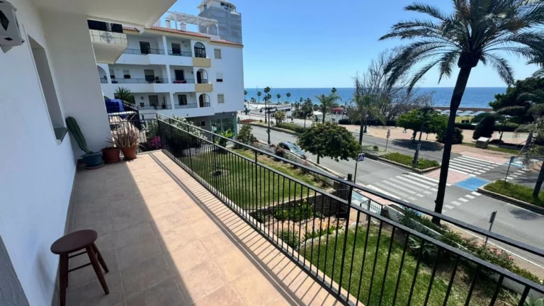 R5456554 | Middle Floor Apartment in Estepona – 3 beds, 1 baths
