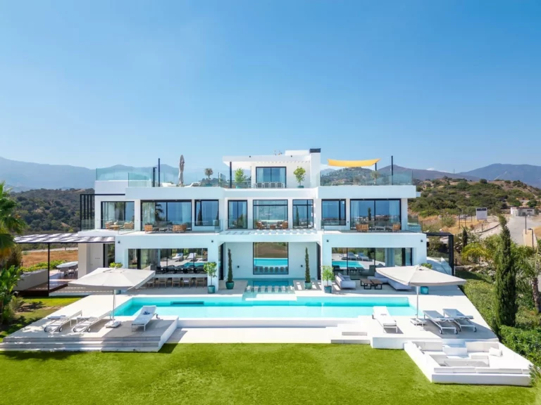 R5372068 | Detached Villa in Estepona – 9 beds, 9 baths