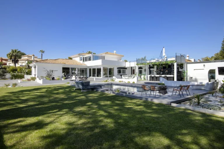 R5315593 | Detached Villa in Estepona – 5 beds, 4.5 baths