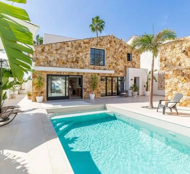 R5433727 | Detached Villa in Estepona – 6 beds, 5 baths