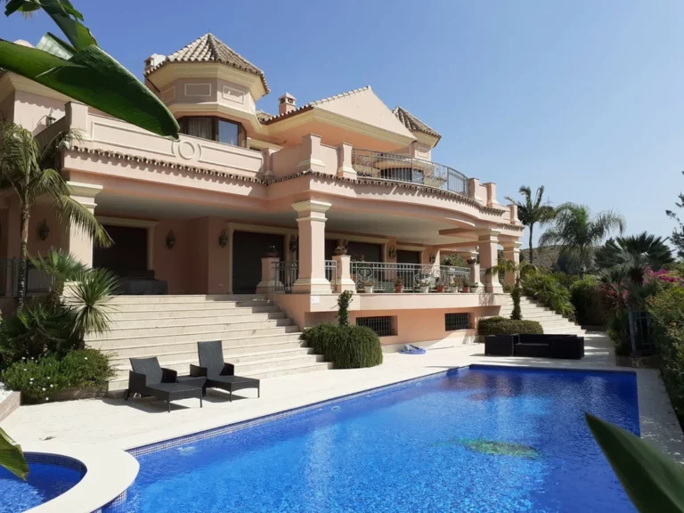 R5435305 | Detached Villa in Estepona – 4 beds, 4.5 baths