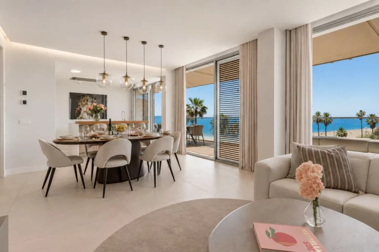 R5374891 | Middle Floor Apartment in Estepona – 4 beds, 4 baths