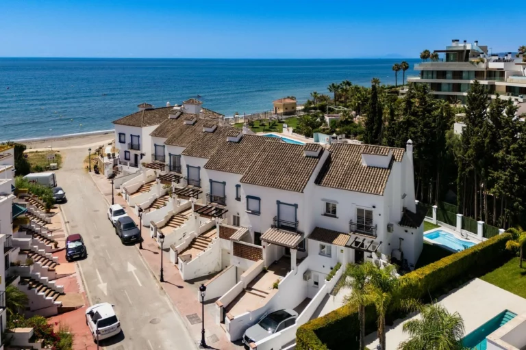 R5374486 | Detached Villa in Estepona – 5 beds, 5 baths