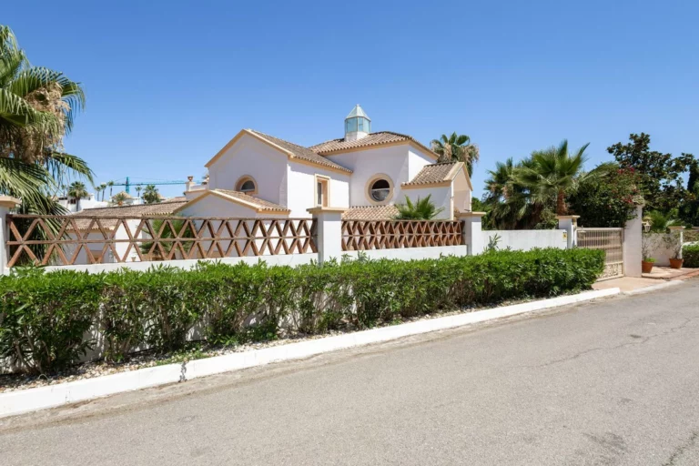 R5440399 | Detached Villa in El Paraiso – 7 beds, 5 baths