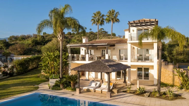 R4909513 | Detached Villa in Estepona – 4 beds, 4 baths