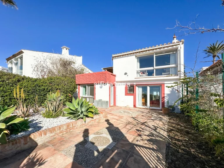 R5348221 | Detached Villa in Estepona – 3 beds, 3 baths