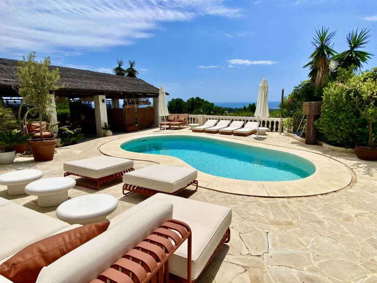 R5388181 | Detached Villa in El Padron – 4 beds, 3 baths