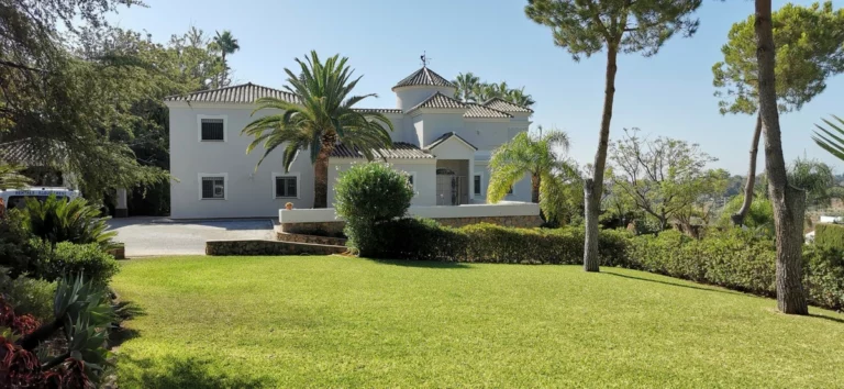 R5378758 | Detached Villa in Estepona – 5 beds, 5 baths