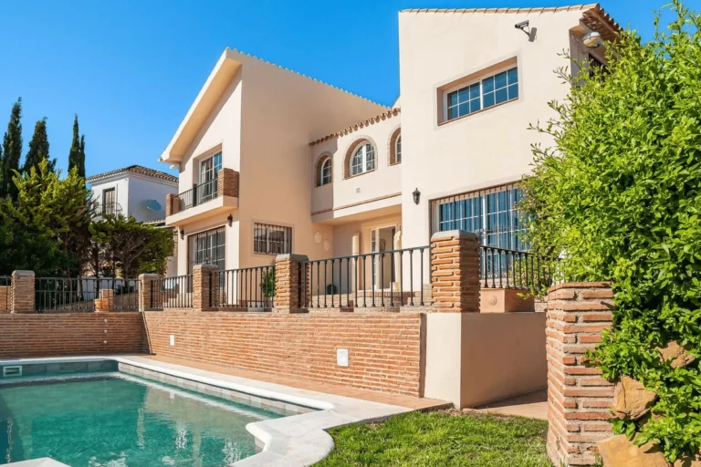 R5368822 | Detached Villa in Estepona – 4 beds, 4 baths