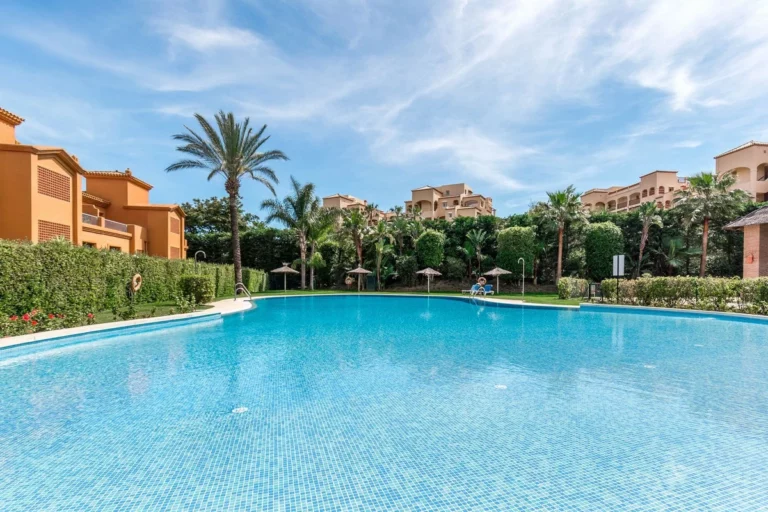 R5337394 | Ground Floor Apartment in Estepona – 3 beds, 3 baths