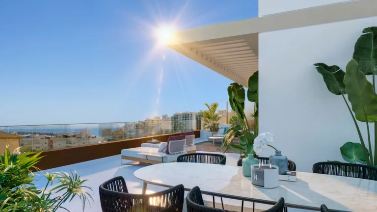R5453482 | Top Floor Apartment in Estepona – 3 beds, 2 baths