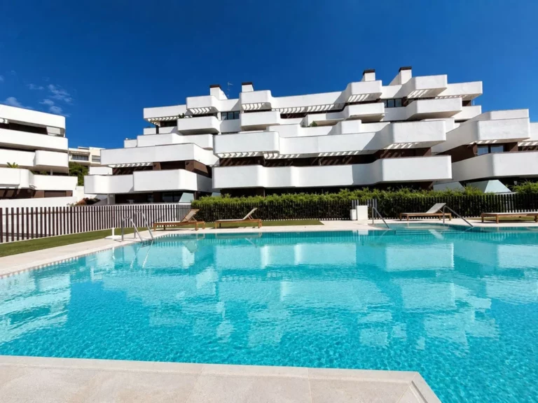 R5465332 | Middle Floor Apartment in Estepona – 3 beds, 2 baths