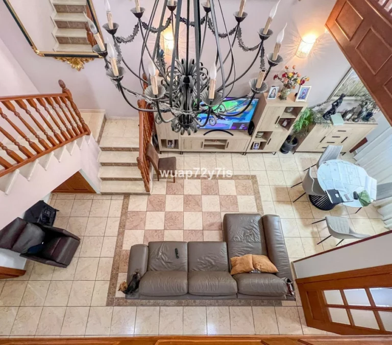 R5192284 | Semi-Detached House in Estepona – 5 beds, 4 baths