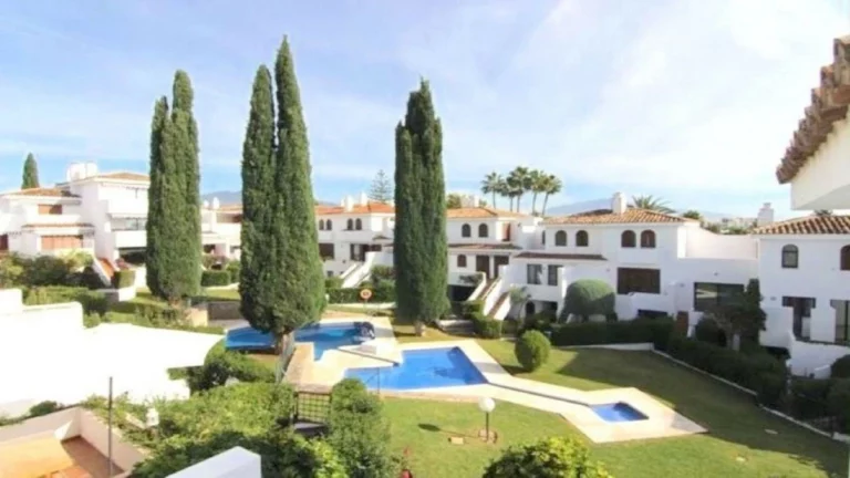 R5461546 | Semi-Detached House in Estepona – 3 beds, 4 baths