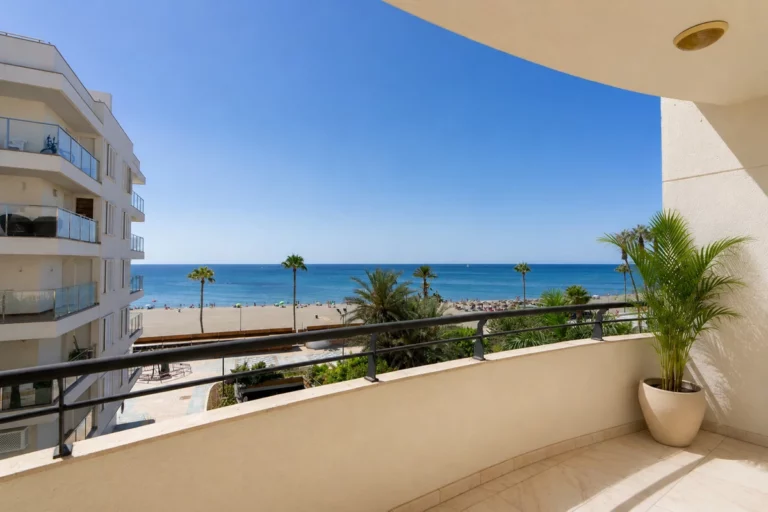 R4892431 | Middle Floor Apartment in Estepona – 3 beds, 2 baths