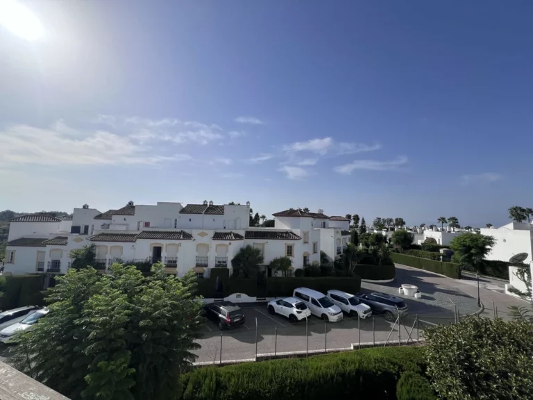 R5460193 | Middle Floor Apartment in Estepona – 2 beds, 2 baths