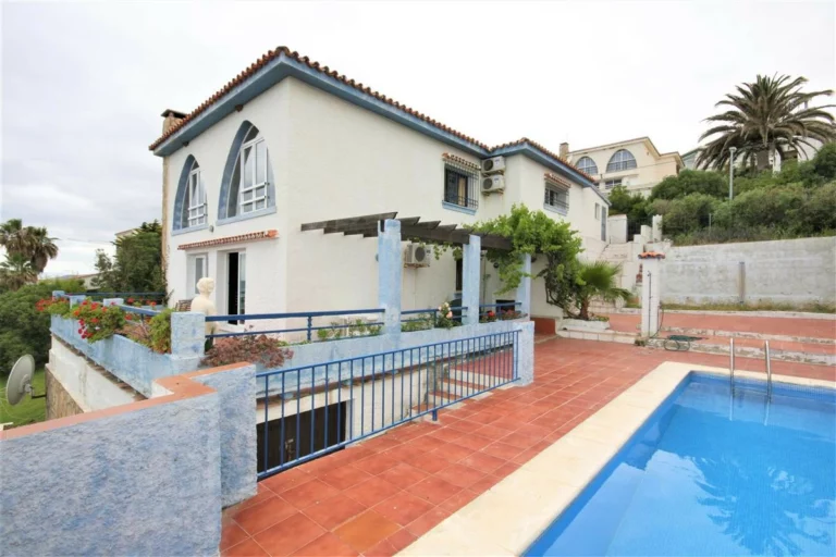 R5437732 | Detached Villa in Estepona – 4 beds, 3 baths