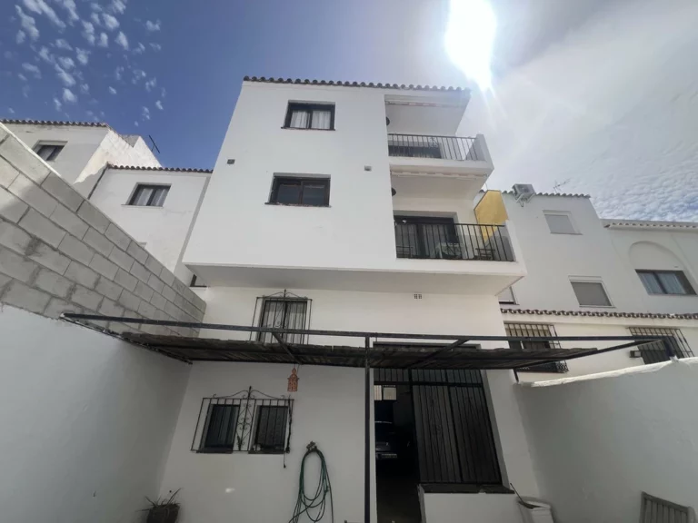 R5462314 | Semi-Detached House in Estepona – 4 beds, 3 baths