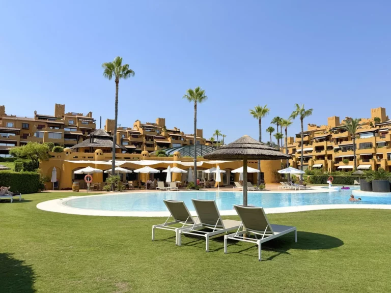 R5436232 | Middle Floor Apartment in Estepona – 2 beds, 3 baths