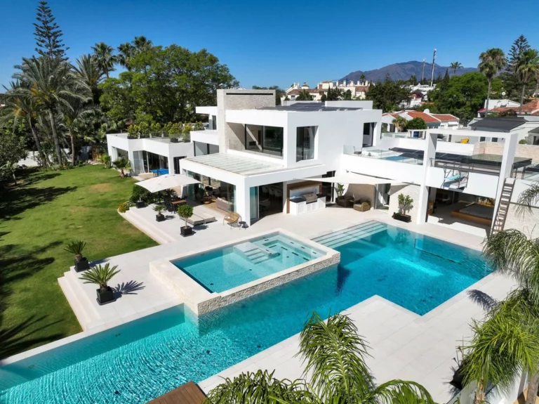 R5438548 | Detached Villa in El Paraiso – 7 beds, 5 baths